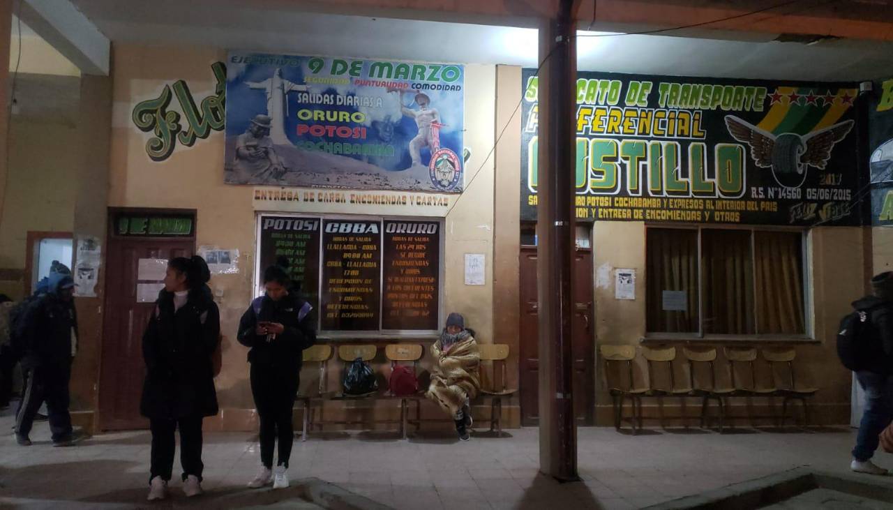Pasajeros en Llallagua buscan viajar a distintas rutas después que policías y militares desbloquearan