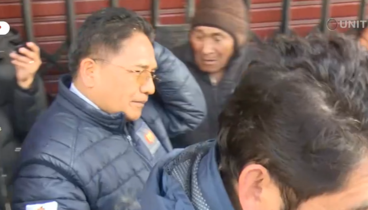 Increpan y agreden al viceministro Silva en un operativo de control por el precio del pollo en La Paz