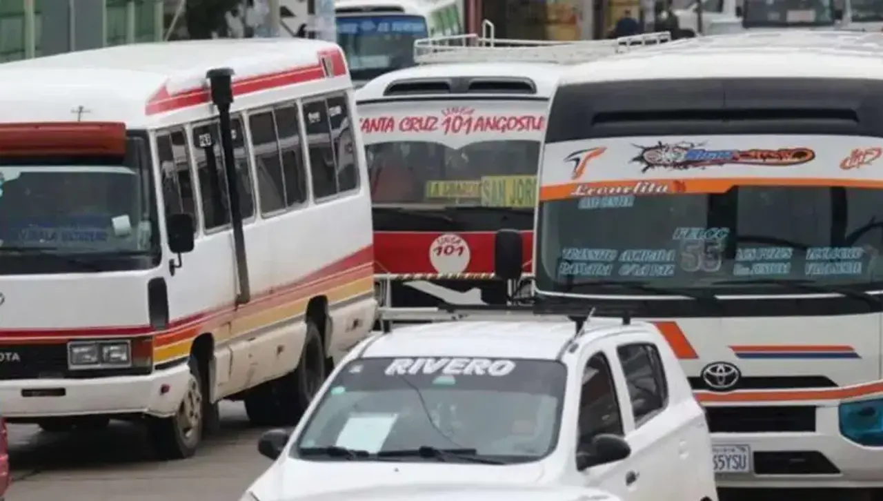YPFB se comprometió a abastecer con combustible y suspender la aplicación del DS 5400, según dirigente del transporte
