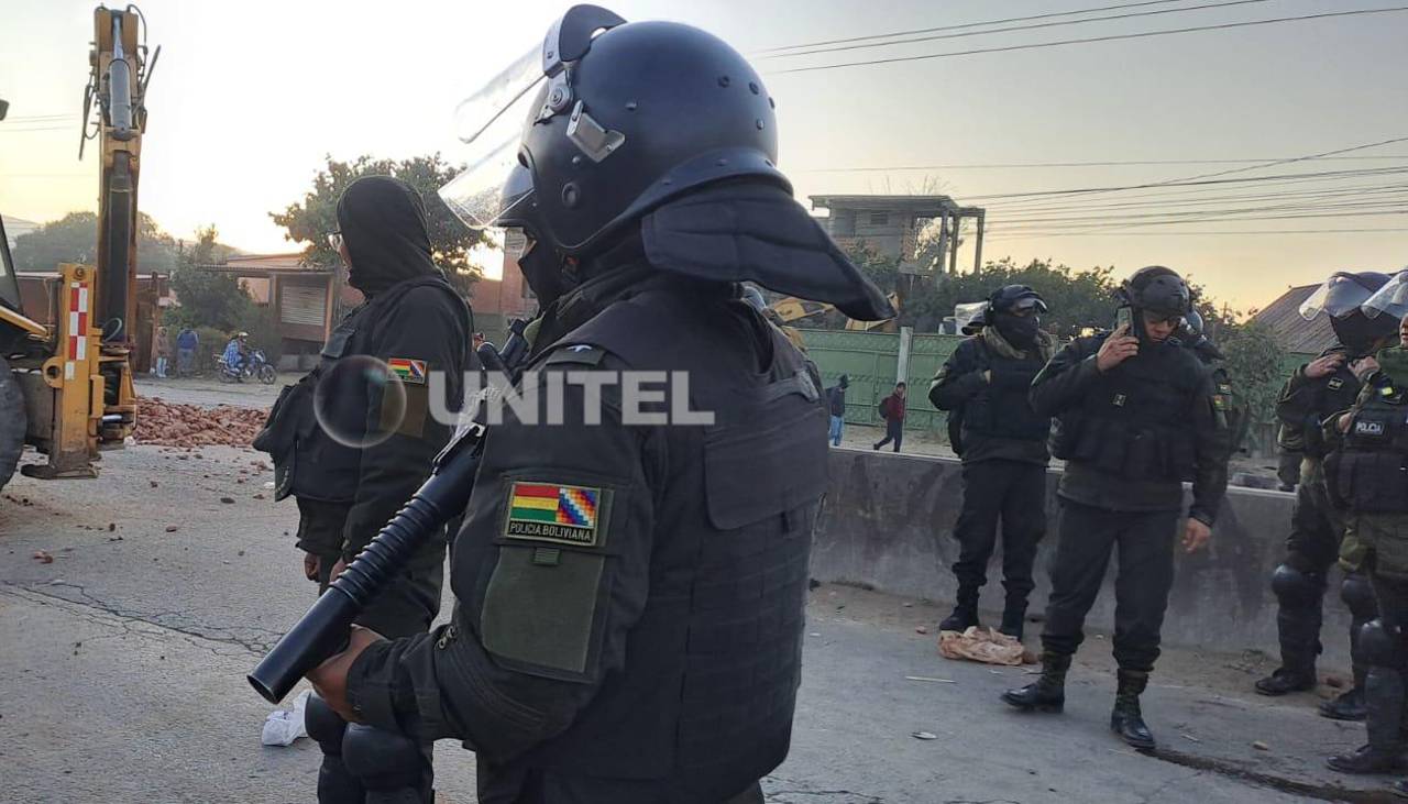 Policía desbloquea en Sipe Sipe, parte de la ruta Cochabamba al occidente