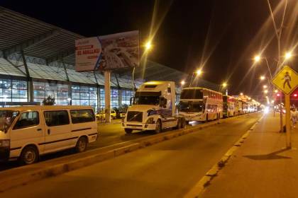 Se cumplen dos semanas con filas en los surtidores y el combustible que llega por Chile tardará una semana más, según YPFB